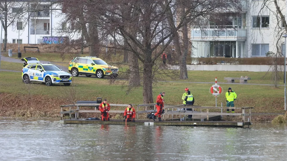 Stort pådrag efter larm om drunkningstillbud i Eskilstuna. Ingen person hittades i vattnet och insatsen kunde avslutas efter några timmar.