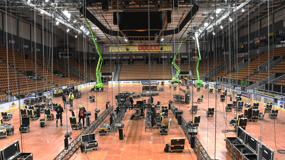 Coop Norrbotten Arena håller på att transformeras från ett hockeytempel till ett mellotempel inför helgens tävling.