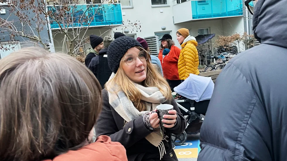 Efter sprängningen  av en port i Industristaden ville Moyra Livion göra något för att för att snabbt stärka tryggheten igen och bjöd in grannarna till gårdsfika. 