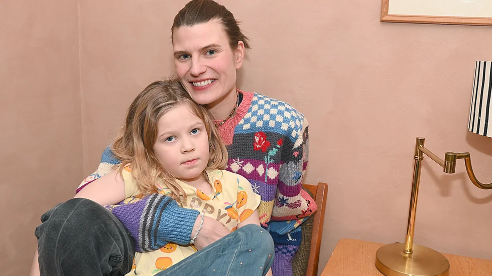 "Vi har blivit extremt tajta efter allt vi gått igenom tillsammans", säger Maria Broström och ger dottern Majlis en kram.