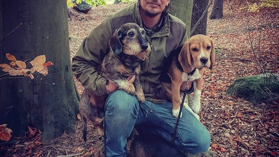Patrik Bunge-Meyer jagade rabbis med sin beagle Charlie på Fårö i helgen när hunden plötsligt blev väldigt sjuk. Taxen Axa var inte med den dagen.
