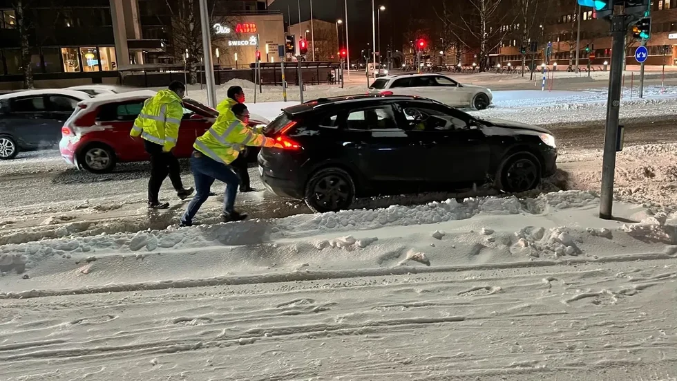 Flera bilar körde fast på E4 i centrala Skellefteå under onsdagskvällen.