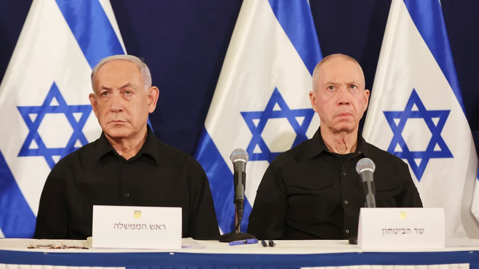 Israels premiärminister Benjamin Netanyahu och landets före detta försvarsminister Yoav Gallant i Tel Aviv i fjol.