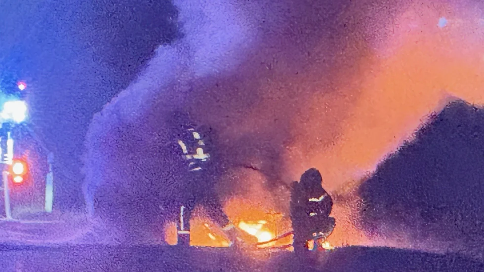 Branden uppstod på E20 öster om Eskilstuna sent på måndagen.