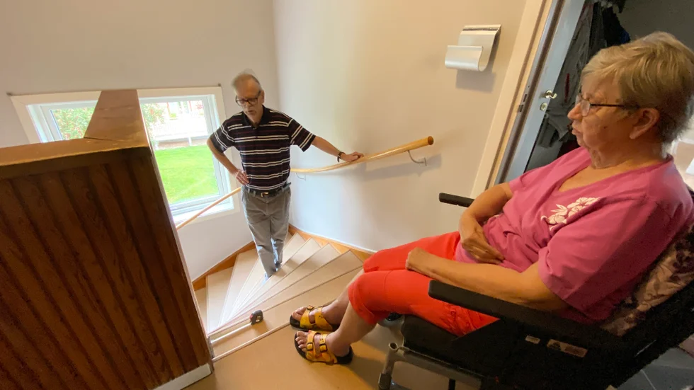 Trapphissen skulle gå på en räls som monteras med skruvar. Den skulle ta 20 centimeter av trappan. I dag får Britta Karlsson åka på ändan om hon ska ta sig ner. 