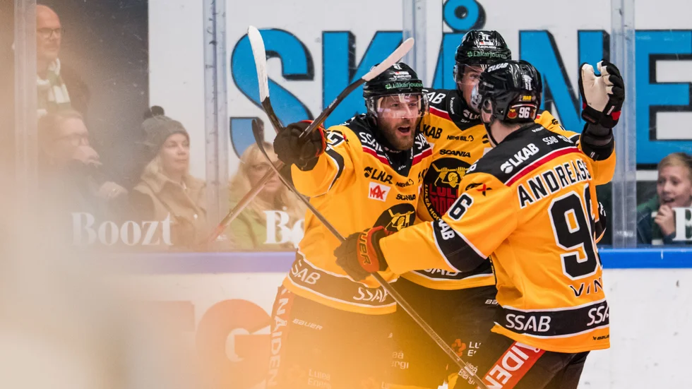 Linus Omark firar sitt mål med Pontus Andreasson och Eetu Koivistoinen