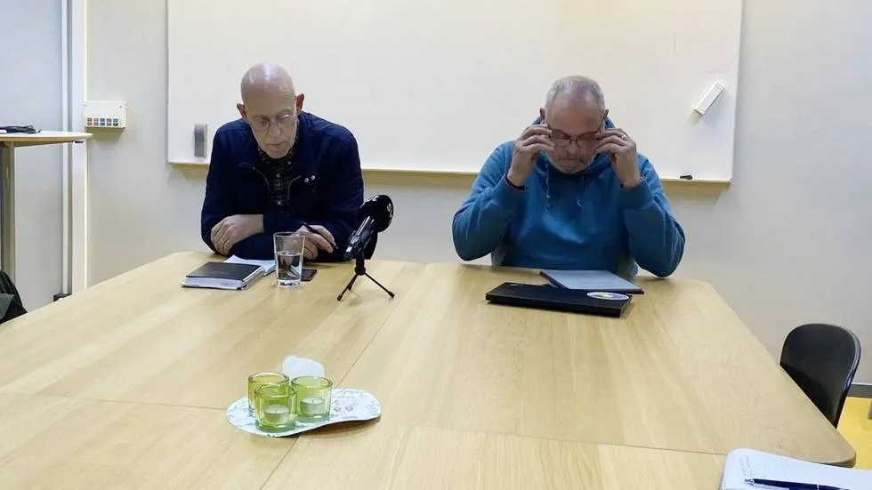 Kommunchef Håkan Bergsten och skolchef Henrik Ljungqvist inledde pressträffen klockan 13 på onsdagen.