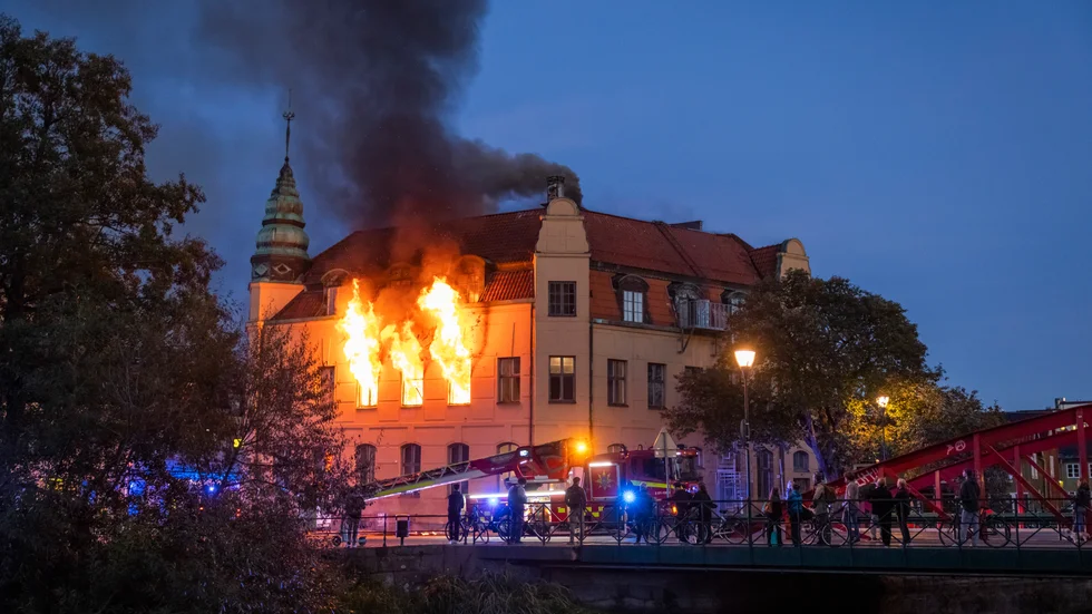 Fredagen 4 oktober brann det i Ungdomens hus. "Det var en plats som erbjöd ett alternativ till skolans schema-inrutade tillvaro och vuxenvärldens grådaskiga verklighet", skriver Fredrik Hardenborg.