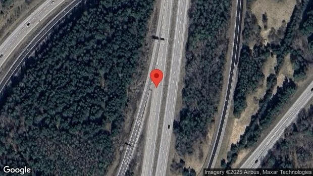 Ett körfält blockerat på grund av en stillastående personbil på E4
