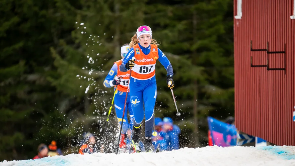 Ella Lindkvist åkte i helgen på sin första rikstäckande skidtävling. Det firade hon genom att krossa fältet – och vinna med över en minut i det första loppet.