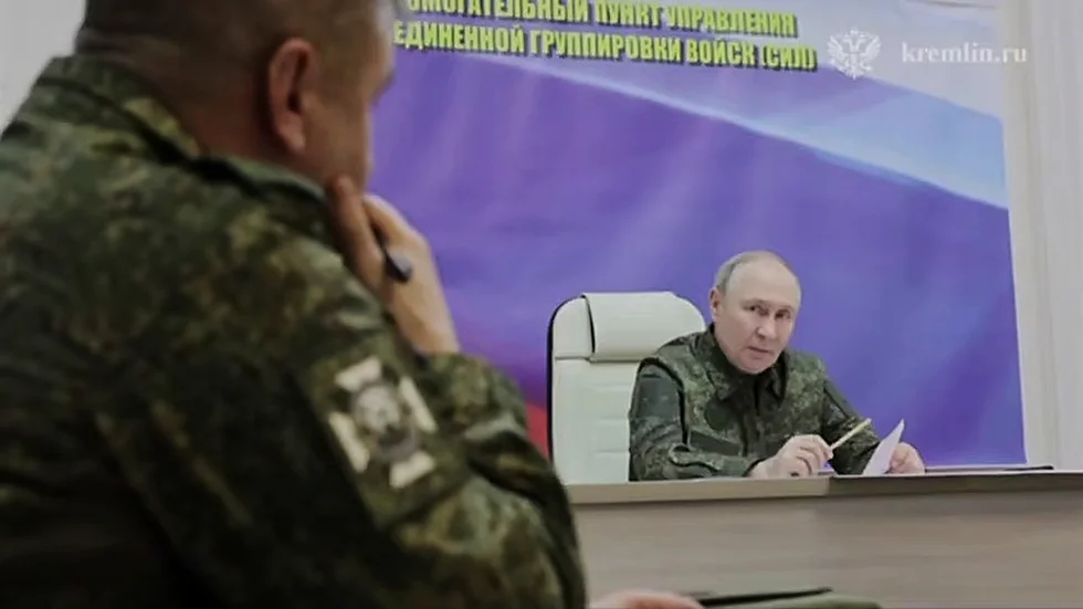 Iklädd militäruniform besökte Rysslands president Vladimir Putin Kurskregionen häromdagen. 