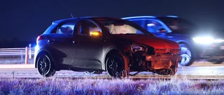 Bil körde in i vajerräcke – orsakade totalstopp på E4