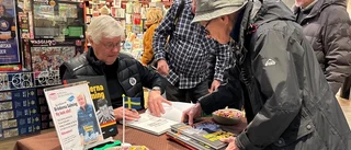 Stig Salming signerade böcker i hemstaden Kiruna: "Känns fint"