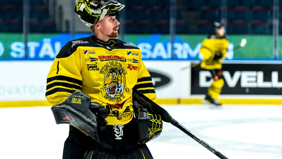 Robin Christoffersson hade en svettig match borta mot Karlskoga i oktober. Då tog Vimmerbymålvakten 31 av 34 skott och höll nollan i de två sista perioderna då han storspelade i 3-1-förlusten. Det lär krävas något liknande om VH ska lyckas skrälla på fredag. 