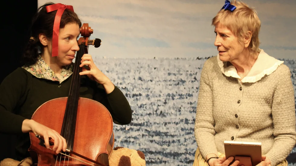 Anja Strautmanis och Siv Eriksson berättar och gestaltar gemensamt Teater DaCapos scenversion av "Systern från havet".