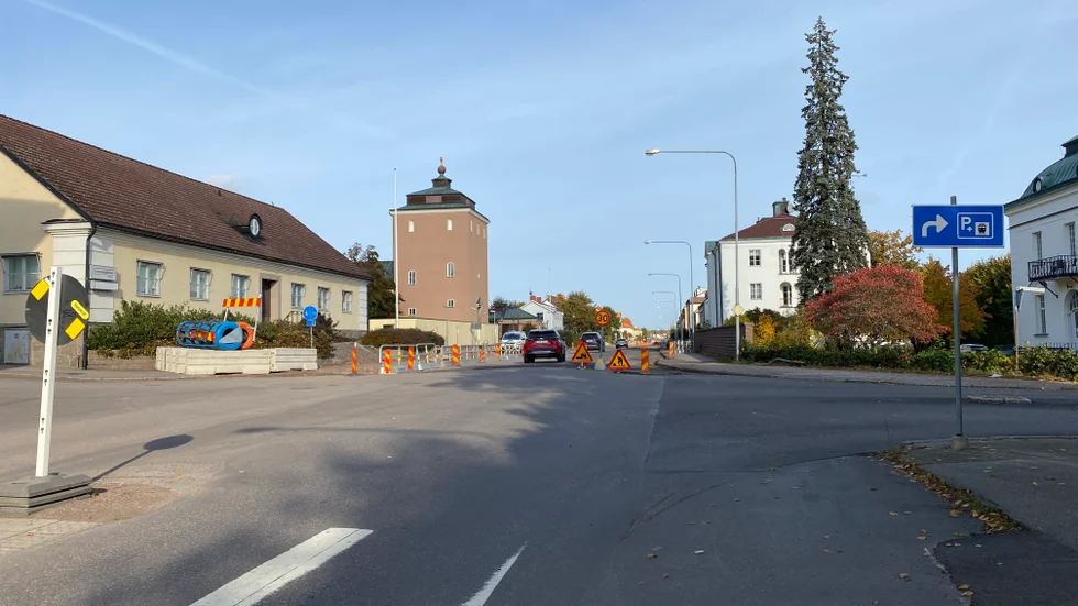 Den som kommer från stan får fortsätta rakt fram, medans trafiken som ska in till de centrala delarna av Motala får åka via Industrigatan.