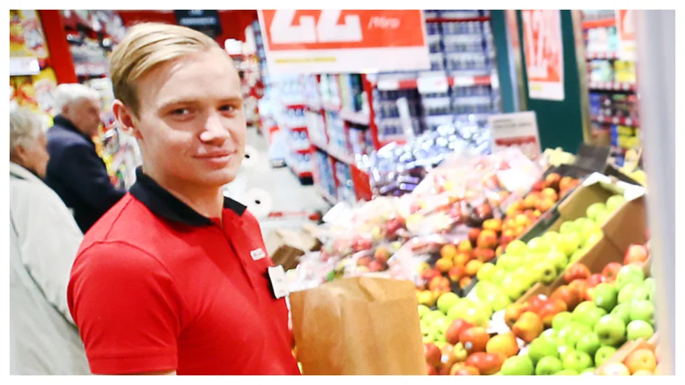Victor Eriksson Ek, blir ny chef för Willys-Hemma på Torggatan. Bilden från 2020 när han jobbade som frukt- och gröntansvarig på Willys Smeden i Eskilstuna. 
