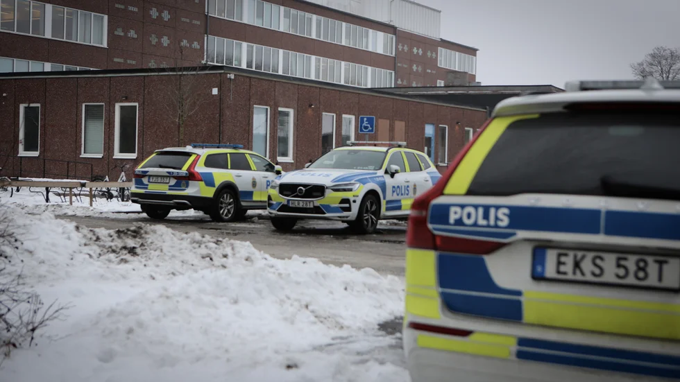 Flera polisbilar var på plats vid skolan i samband med händelsen. Själva brottet skedde i ett intilliggande bostadsområde.   