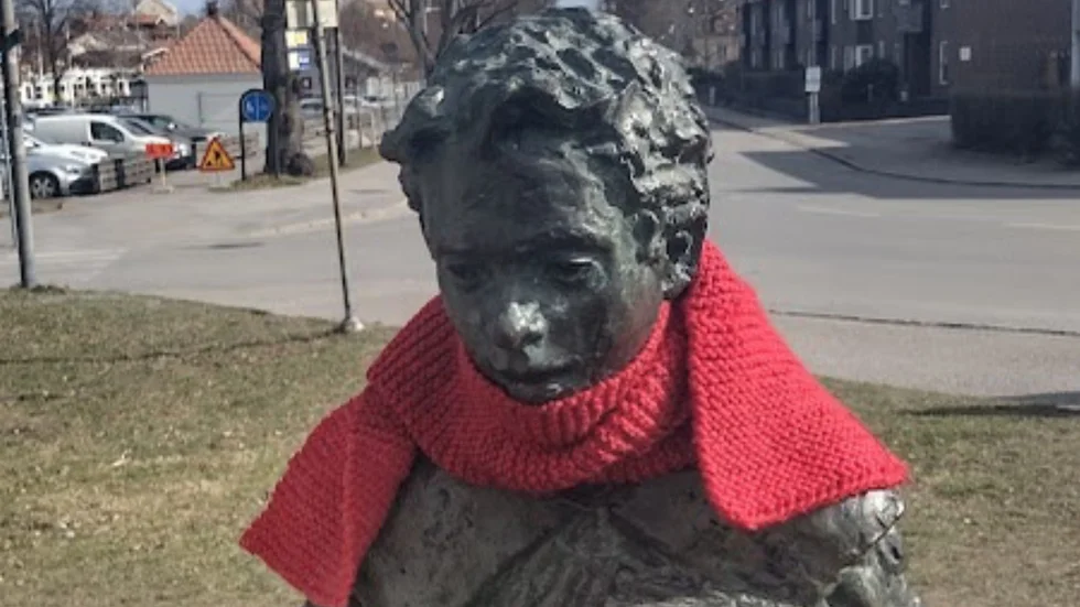 En halsduksklädd staty i Strängnäs.