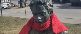 Därför stickar vi de röda halsdukarna