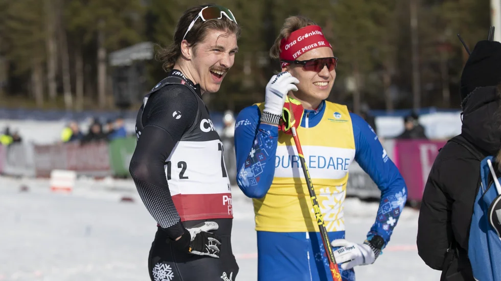 Gellivare Skidallians Eelis Murto slutade sjua. Här passade han på att gratulera segraren Gustav Berglund, IFK Mora, som rundade av SM-veckan i Kalix med att vinna femmilen. 