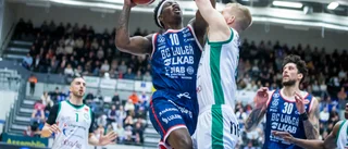 "Nässjös spelare hängde som klasar runt hans armar"
