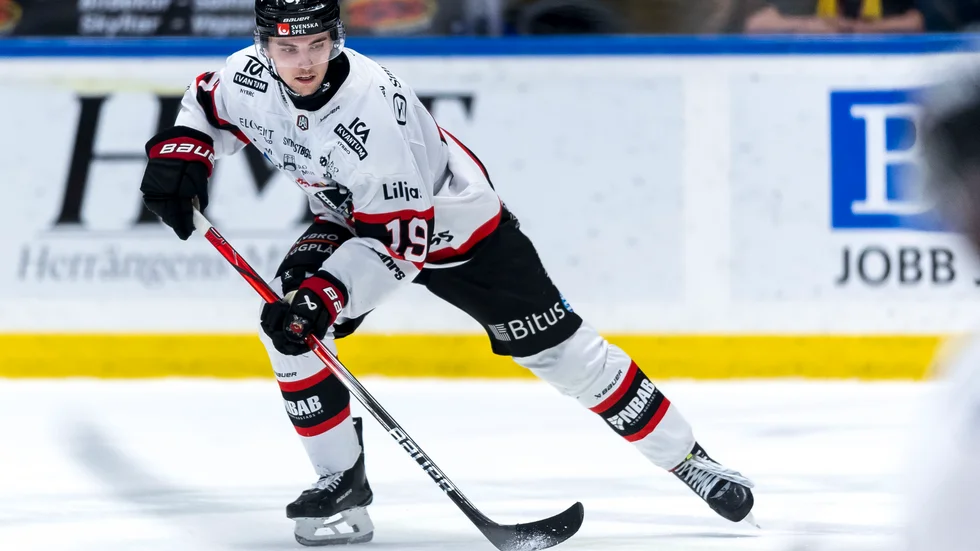 Elias Stenman gjorde sitt andra mål för säsongen i Nybros seger mot Almtuna. Men i samma match visades han även ut för filmning, i en sekvens där även motståndarspelaren åkte ut för tripping.