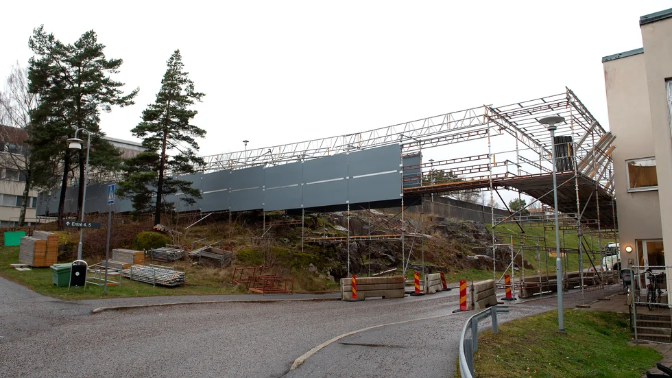 Den nya bron på sjukhuset mellan Rehabhuset och radiologen byggs som en säkerhetsåtgärd medan hissar byts ut.  