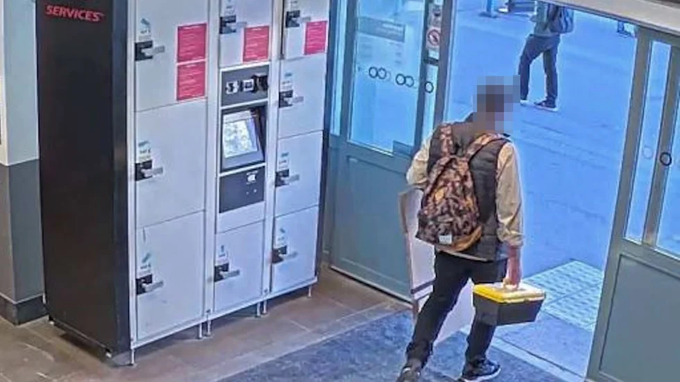 Övervakningsbilderna visar att 43-åringen hade med sig bland annat kartongen och verktygslådan när han tog tåget från Eskilstuna centralstation.