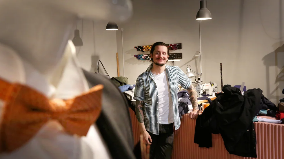 Skräddaren Filip Åkerblom lämnar Visby innerstad. Hyran är för hög för att bära hans verksamhet.