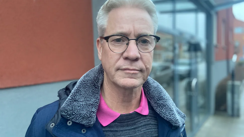 "Hon har inte lyckats göra något som helst åt underskotten", säger Skoglund och syftar på de sju år som Frössevi varit ordförande i barn- och utbildningsnämnden.