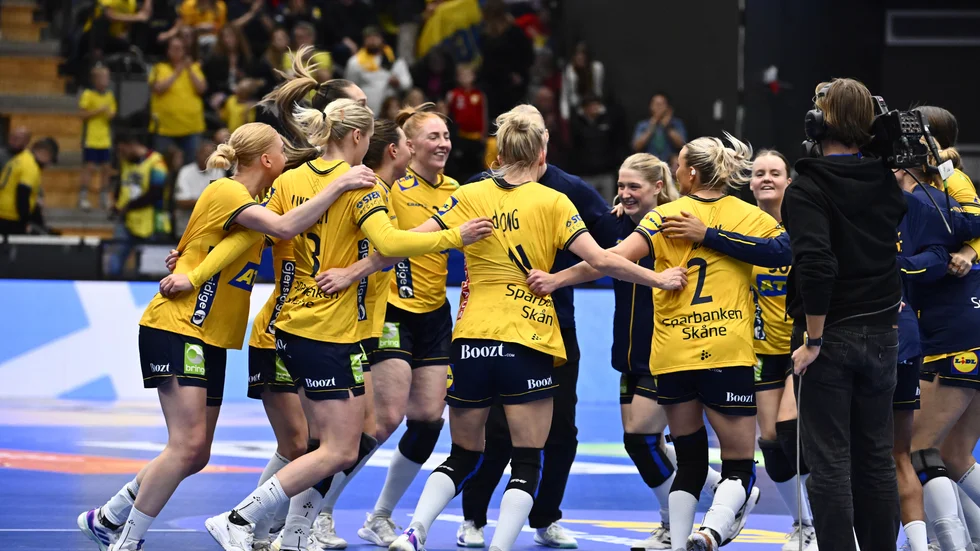 Handbollsdamerna dansar segerdans i Gävle efter utklassning mot Spanien.