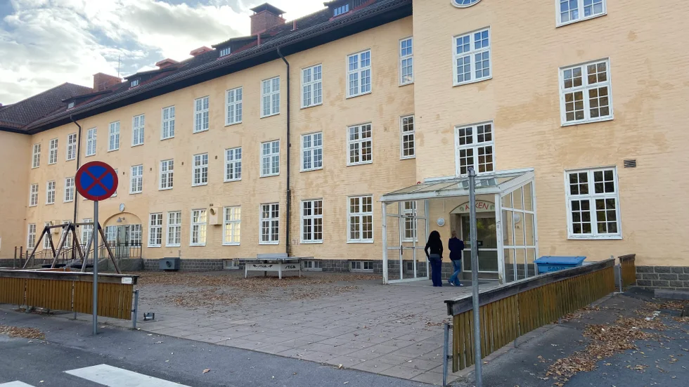 Friskolan Asken har drygt 300 elever från årskurs 4–9. Skolan har funnits på Tosterön i Strängnäs i sedan år 2000.
