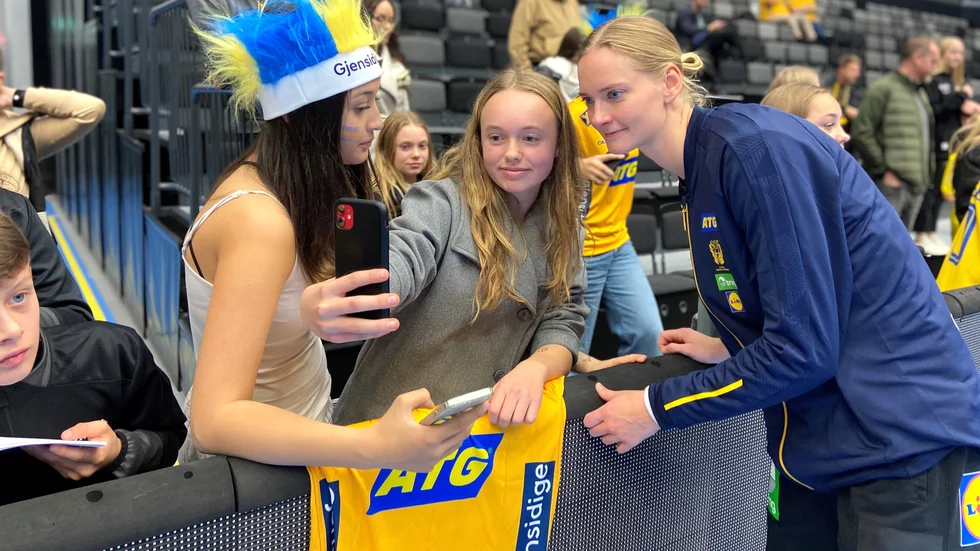 Johanna Bundsen med unga fans efter Sveriges landskamp mot Spanien i Eskilstuna. "Vi vill såklart ställa upp och skriva autografer och ta bilder med dem om de vill ha det", säger Bundsen om stora intresset från supportrarna.