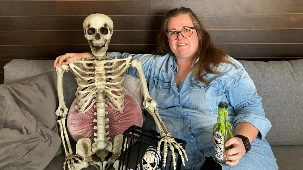 Emelie Ottosson Nielsen med några av rekvisiterna som kommer att dyka upp under årets halloweenrunda. 