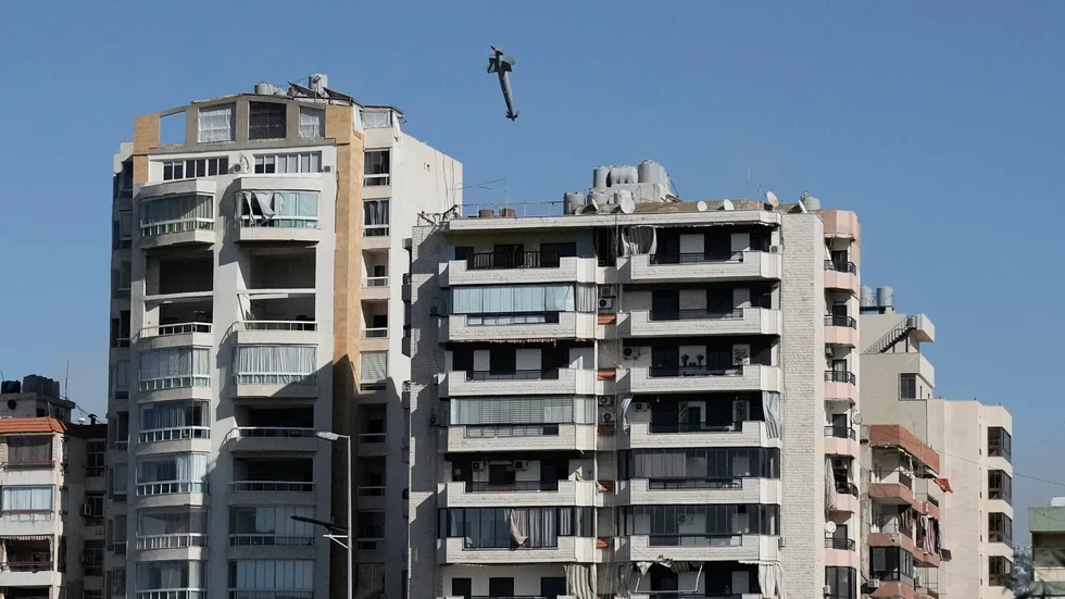 Israeliskt robotangrepp träffar en byggnad i Beiruts södra förorter, där Hizbollah precis avslutat en pressträff.