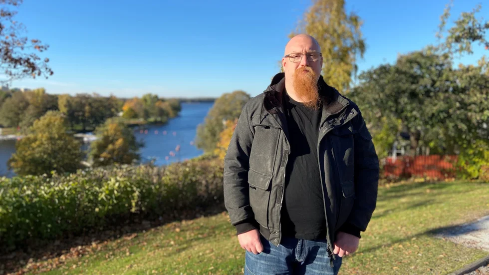 "Jag har röstat på Vänsterpartiet för att det är ett socialistiskt, rättvist och jämställt parti", säger Ted Danson som nu är gruppledare för partiet i Strängnäs.