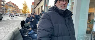 Köade hela natten för ett hem • "Vid femtiden började det regna"