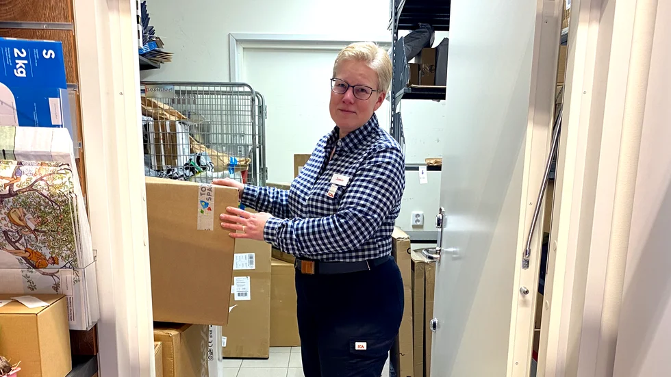Jennie Hagman på Ica Supermarket uppmanar kunder att hämta ut sina paket så att hyllorna kan fyllas på med nya.