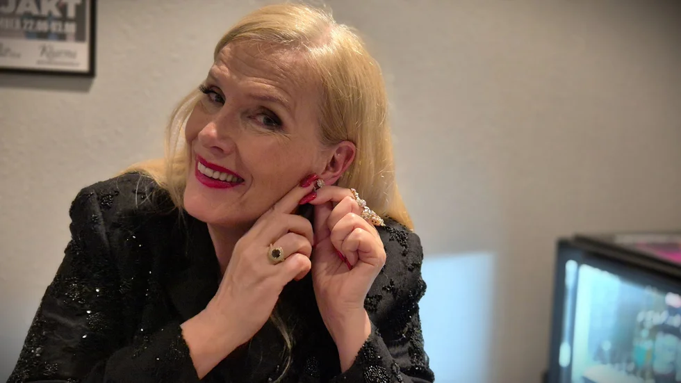 Gunilla Persson en stund innan det är dags att gå på scenen. Örhängena krånglar. Men lusten att bjuda på show är intakt. "Jag kunde aldrig tro det här, sedan Mello har jag uppträtt på festivaler, på Gröna Lund och nattklubbar. Jag älskar min publik."