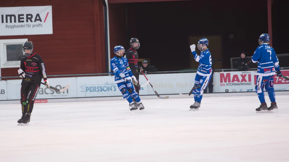 Här firas det efter IFK Motalas andra mål som gjordes av lagkaptenen Jonas Enander. IFK Motala vann stort mot Tjust, tionde raka segern efter sommaren.