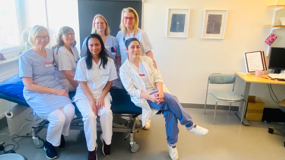 "Vi gör en bedrövlig situation bättre och mer genomlevbar, genom att hålla väntetiderna korta och patientkontakterna tillgängliga." Kontaktsjuksköterskorna Maria Andersson, Tuula Schneider och Victoria Jonsson, undersköterskan och operationsplaneraren Irish Öhrvall, läkaren Shaima Yari och överläkare Pernilla Westerberg på bröst- och plastiksektionen jobbar hårt på att bröstcancerpatienterna ska slippa vänta.