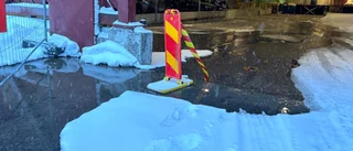 Vattenläcka i centrala Luleå – flödar ut på gatan