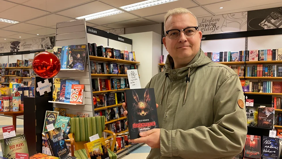 Niklas Wrångberg med sin nya bok, "Försökskaninen", som toppar listan.