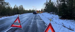 Två bilar kolliderade på glashal väg
