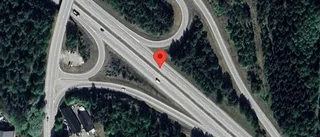 Stillastående personbil skapar problem på E18