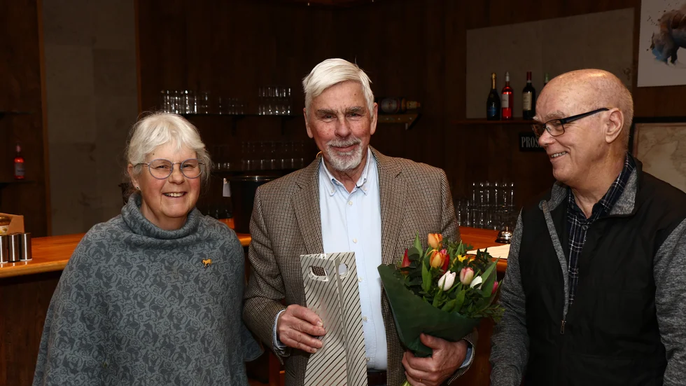 Stig Skallak avtackas av ledamöterna Christina Engman och Christer Söderström.