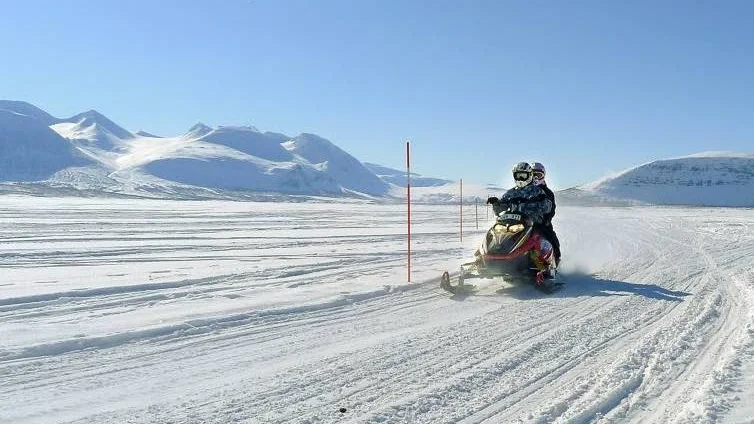 Problemet med snöbrist löper längs hela den svenska fjällkedjan. Länsstyrelserna i Norrbotten, Västerbotten och Jämtland råder sportlovslediga att rådfråga ortsbor och turistanläggningar innan de ger sig ut. (Arkivbild)