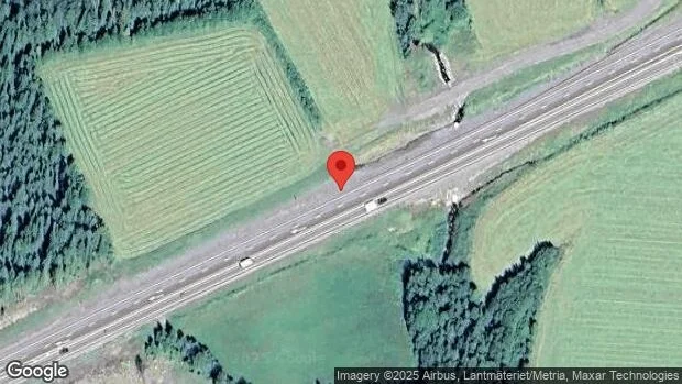 Ett körfält blockerat på grund av stillastående lastbil på E4