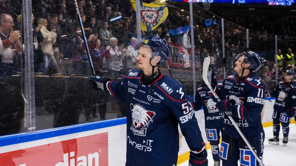 Linköpings Adam Hofbauer och Henrik Törnqvist jublar efter segern mot Malmö Redhawks. 